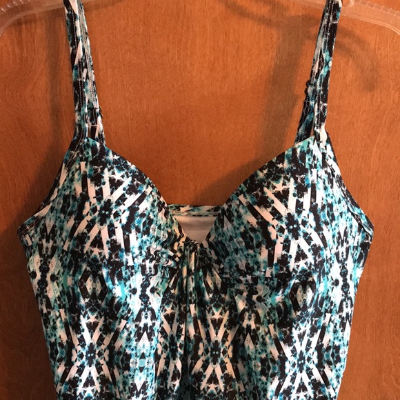 🍀 Island Escape Underwire Tankini Top (10) - Picture 2 of 6